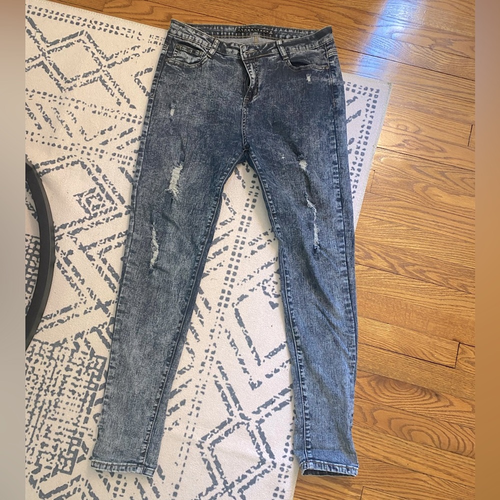 DISTRESSED DENIM